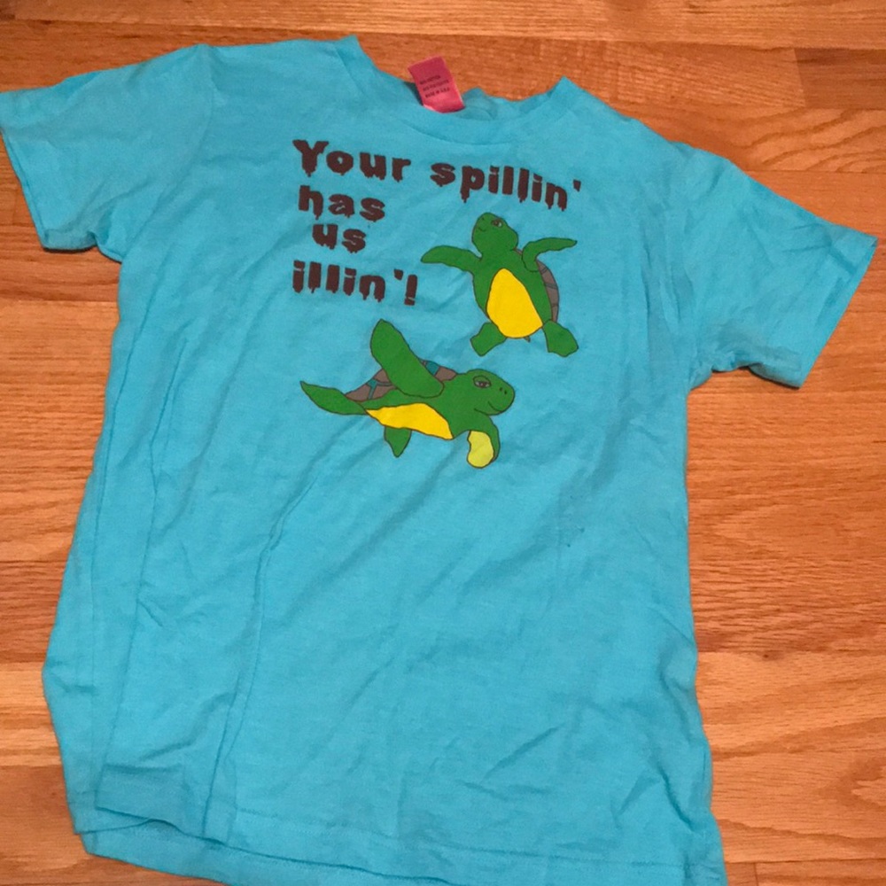 ADORABLE UNIQUE turtle oil spill shirt